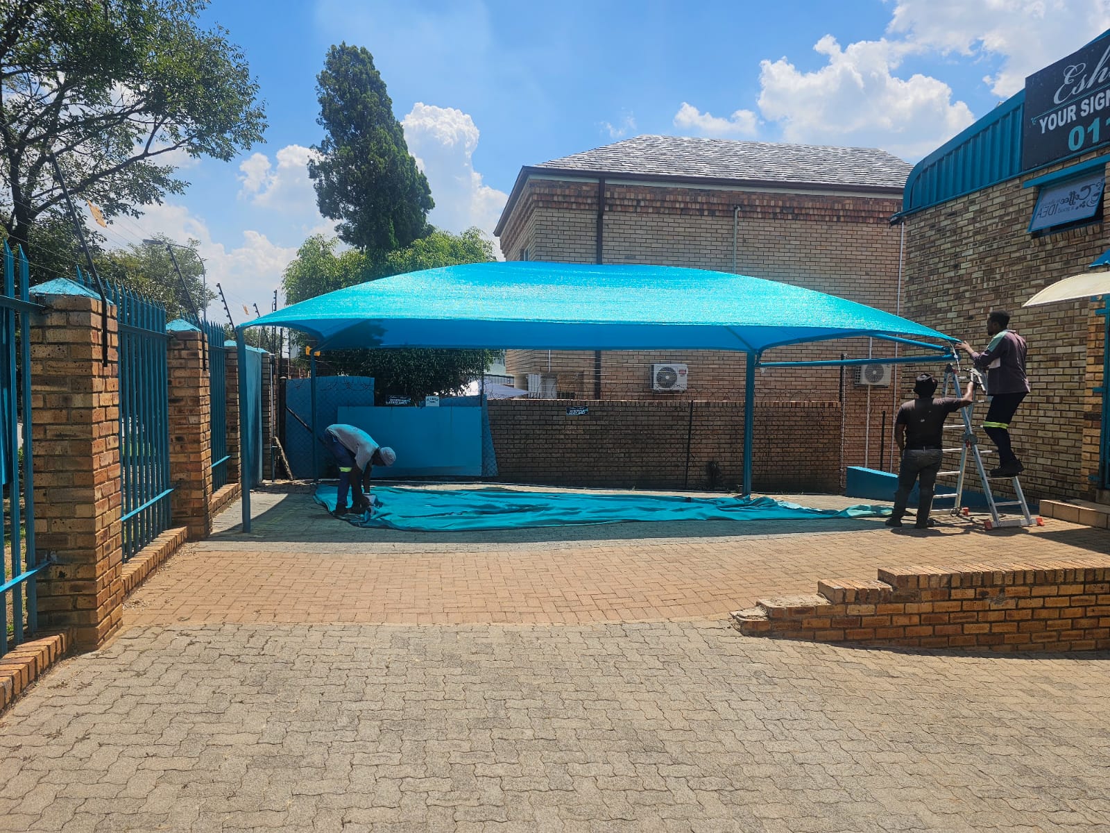 Bright blue shadeport being tensioned