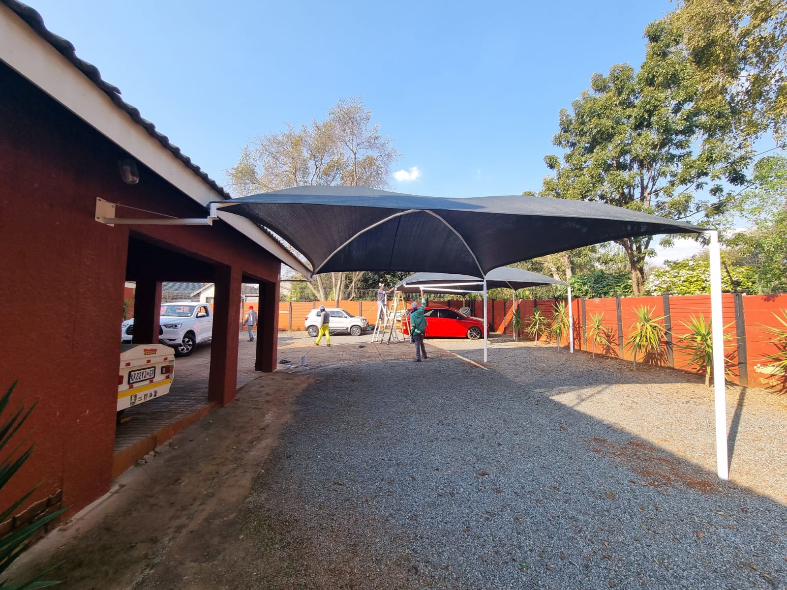 Large charcoal cantilever shadeport