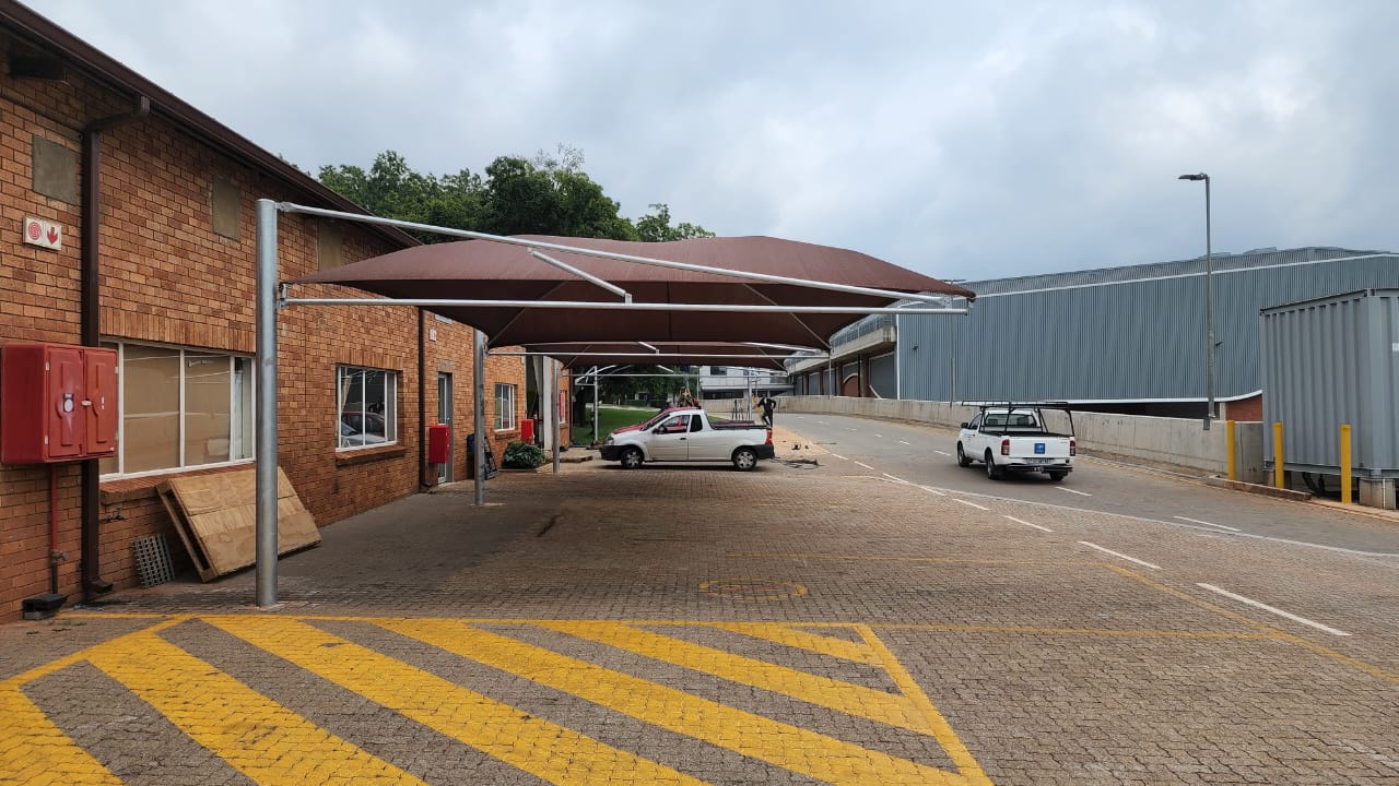 Maroon commercial shadeport at an industrial property